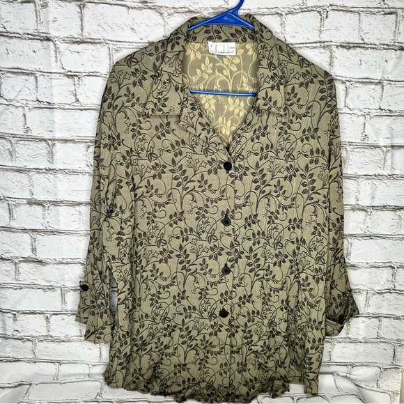 C.B Collection Floral Woman Button Down Shirt - Picture 4 of 5